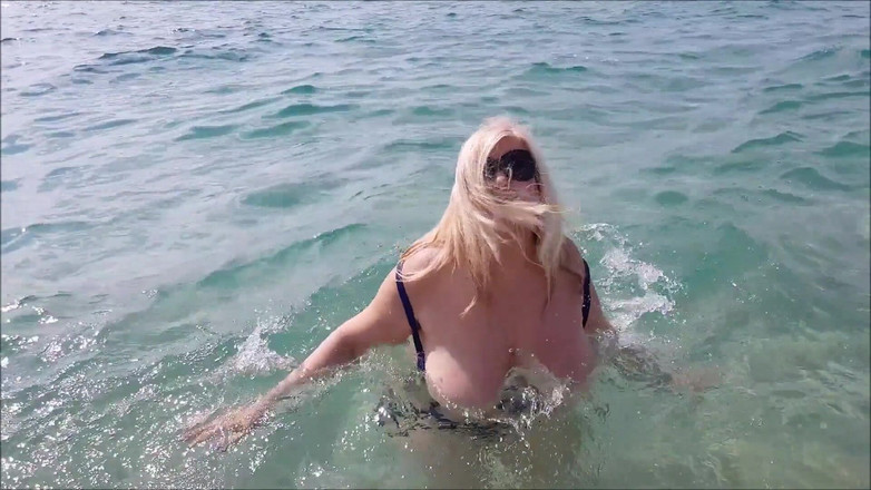 Musa Libertina: Streptease på en nakenstrand