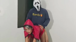 Je baise la demi-sœur du petit chaperon rouge pour Halloween