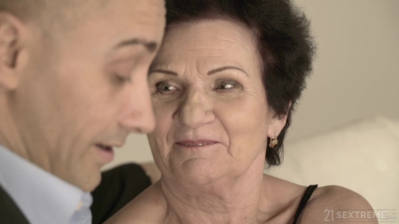 21 Sextreme: 21 Sextreme - ¡la abuela caliente le está dando a esta polla...