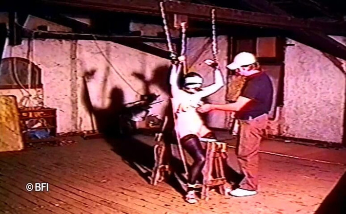 Slave Seks: Garajda cezalandırıyor