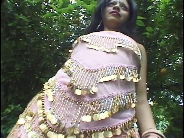 Girl on Girl: Bellydancers liar dengan toket besar lagi asik scissoring pakai dildo...