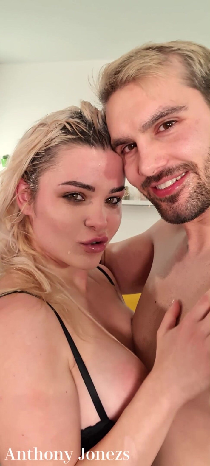 AnthonyJonezs: Sexy blondýna líbání kouření