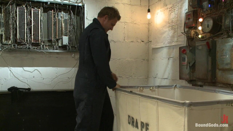 Bound gods: Un elettrico pervertito e il suo stallone legato