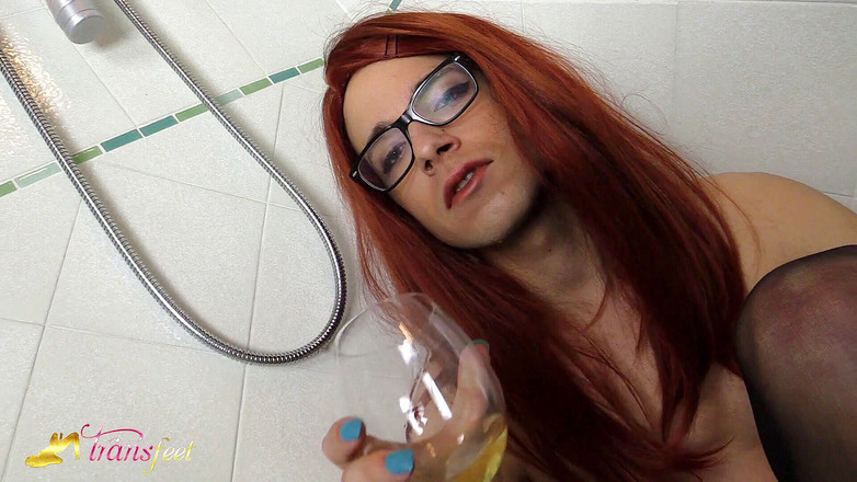 Trans and Cross-Dressers Feet: Roodkleurig haar tranny pissend in het glas