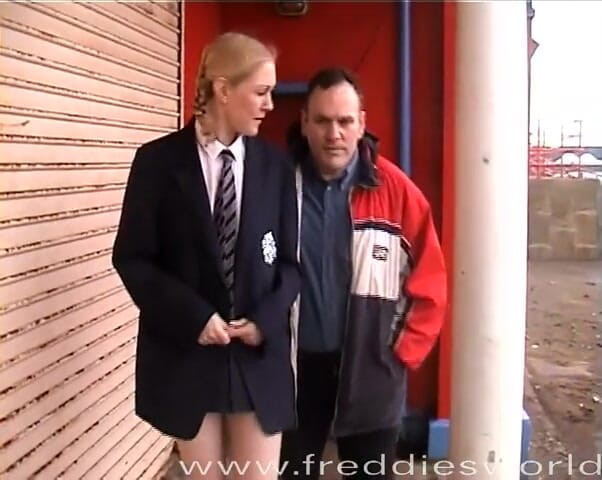 Freddies World: Sexy blonďatá studentka ošukaná starým chlapem