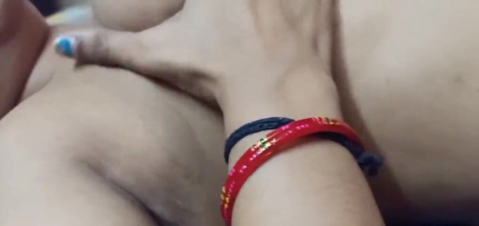 Horny Creation: Indyjska Bhabhi bawi się swoimi miękkimi soczystymi cyckami i pokazuje...