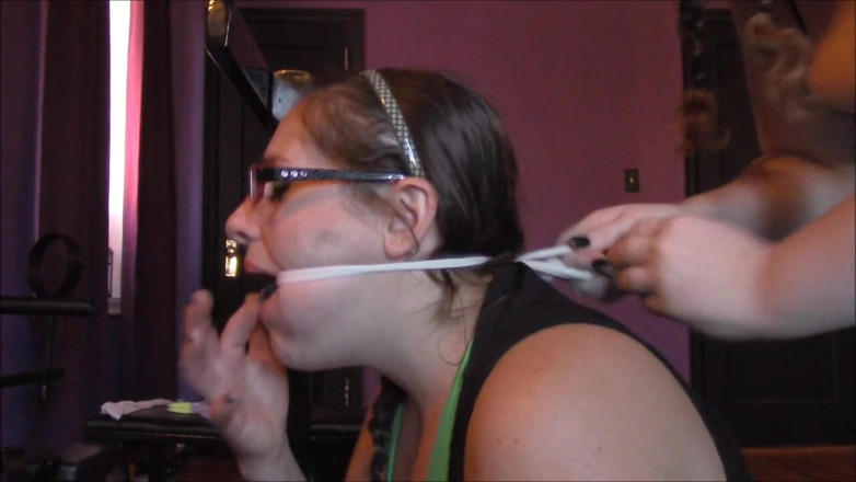 Selfgags classic: Maîtresse Kailey s'étouffe sur son esclave ! (Épisode 1 sur 2)