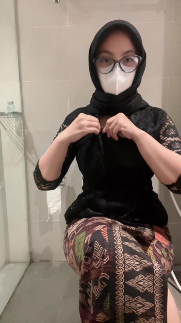 Biancaid: Chica sexy con hijab de kebaya blanca jugando en el...