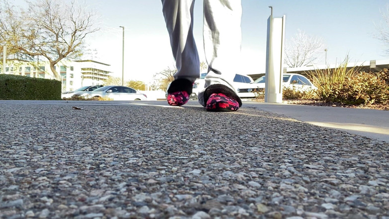 Tan feets: Bräunungsspiele außerhalb des öffentlichen pantoffels mit natürlichen Nägeln necken