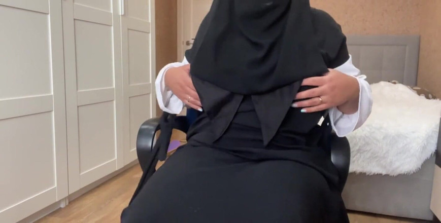 Lux Eva: 히잡을 쓴 아랍 소녀 젖은 보지 자위