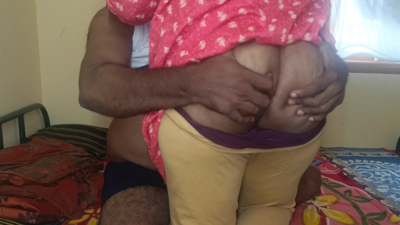 Apple baby: Wanita berkahwin menikmati katil dengan pengurusnya