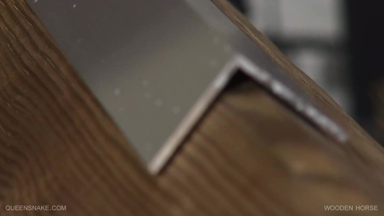 Queen Snake: Sitter på en träleksak medan du munkavle