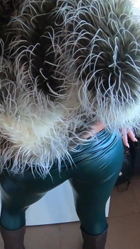 Oral adânc în gât, joc cu spermă și camel-toe - Fetih din piele și blană 255