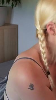 Tabou!!! Un homme de clan utilise sa voisine naïve pour sucer, baiser et squirter dans sa chatte