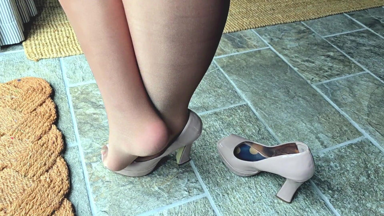 Slutty Ms B: Saten eşarp esareti ayakla muameleyle bitiyor