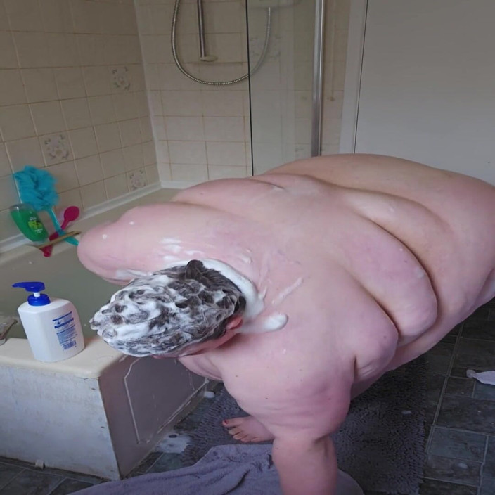 SSBBWLadyBrads: SSBBW बाथरूम में नहा पाने में असमर्थ भाग 2