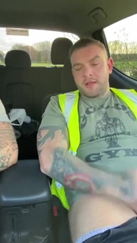 Bouwers hebben een ruk in de auto op het werk