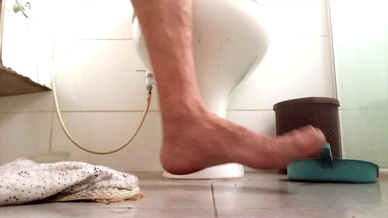 Feets Macho Latino: Di Dalam Bilik Mandi Dengan Kemasan Mega