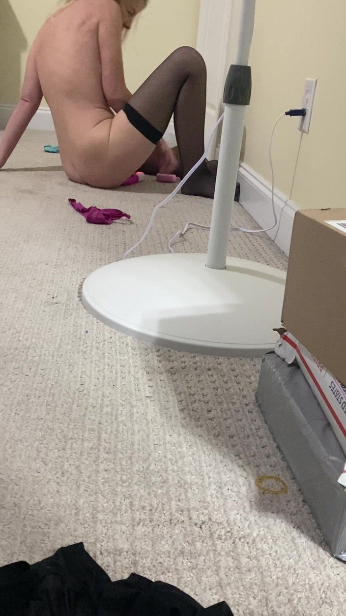 MadisonCD2025: Crossdresser își urmărește iubita matură sexy video chat cu un tip și...