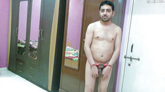 Cute & Nude Crossdresser: Sexy nahý chlapec Sweet Lollipop se zamčenýma rukama a análním...