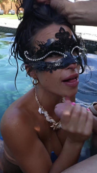Schlampiger blowjob + zungenanal im pool