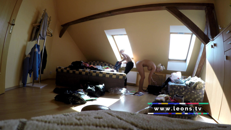 Leon Lambert Girls Twerk Parties CFNM: Šatna se 4 úplně nahými dívkami si povídají a vybírají oblečení