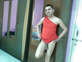 Cute & Nude Crossdresser: 穿着热辣红色礼服的热辣娘娘腔变装者展示她的屁股和鸡巴。