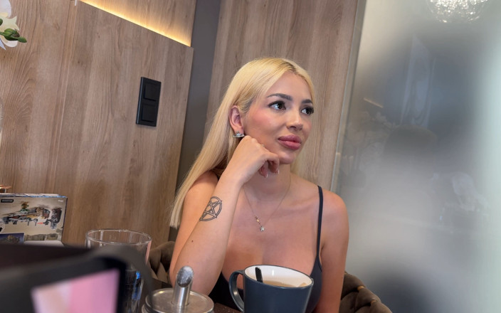 Short Skirt TV: Peituda gostosa sexy Gatita está aqui para uma entrevista e...