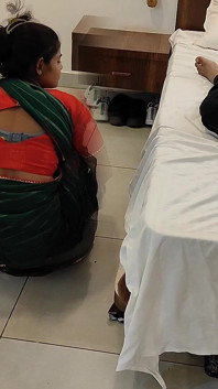 Mentre Komal stava facendo il bagno nella piscina, suo marito ha iniziato con la signora che mozza