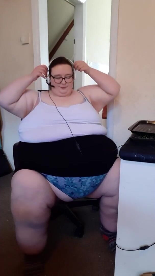 SSBBWLadyBrads: Ssbbw si užívá koblihy od svého šéfa