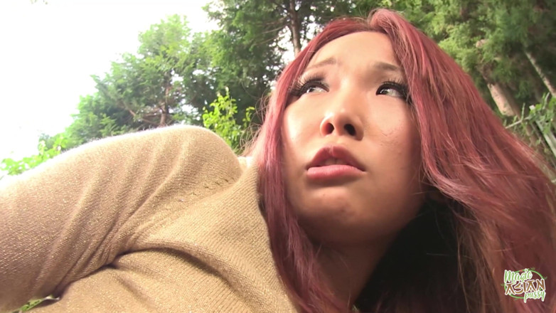 Magic Asian Pussy: นอกสถานที่ที่กระท่อมนี่ เขาเอานิ้วแหย่รูตูดแน่นๆของเธอขณะที่เธอกรี๊ด