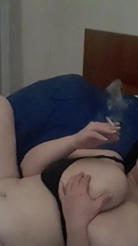 Grandota fuma y folla
