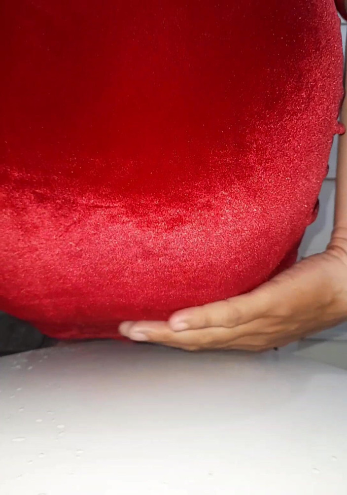 Naomisinka: क्रॉसड्रेसर सेक्सी मखमली पोशाक के अंदर वीर्य निकालता है