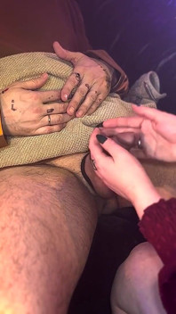 Erotischer handjob von stiefmutter