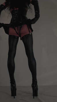 흑인 대물 자지 빨기 전에 후장 플레이하는 Sissi Stacy Latex