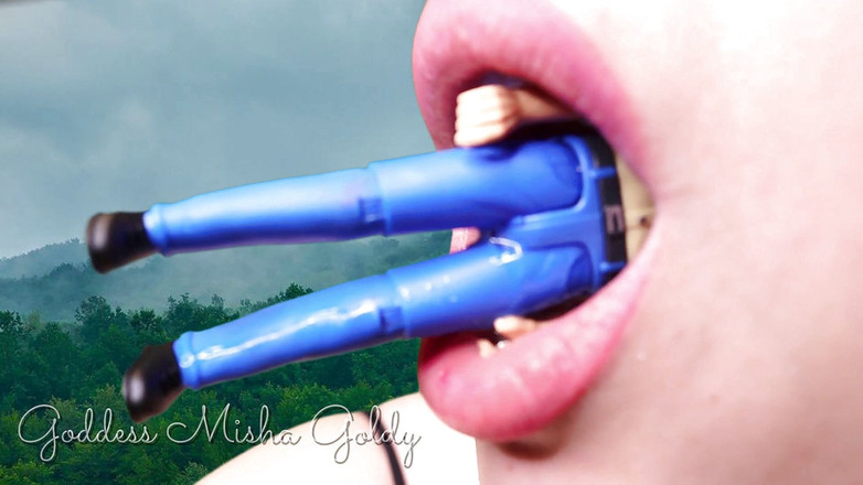 Goddess Misha Goldy: 我的嘴唇 - 对于娇小的人类来说，是一扇地狱的大门！吞噬恋物癖