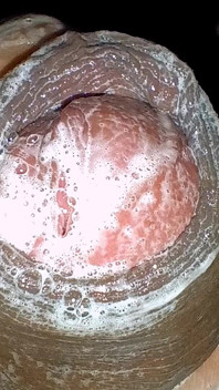 Ayah tiri bermain di bilik mandi dengan zakarnya yang sangat keras dan bersabun
