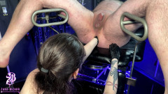 Zara Bizarr: Att knyta nävar på gynstolen – tills blåsan läcker ut