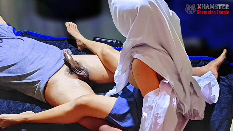 Soematra Couple: Tevreden pensioneigenaar omdat hij te laat is met betalen