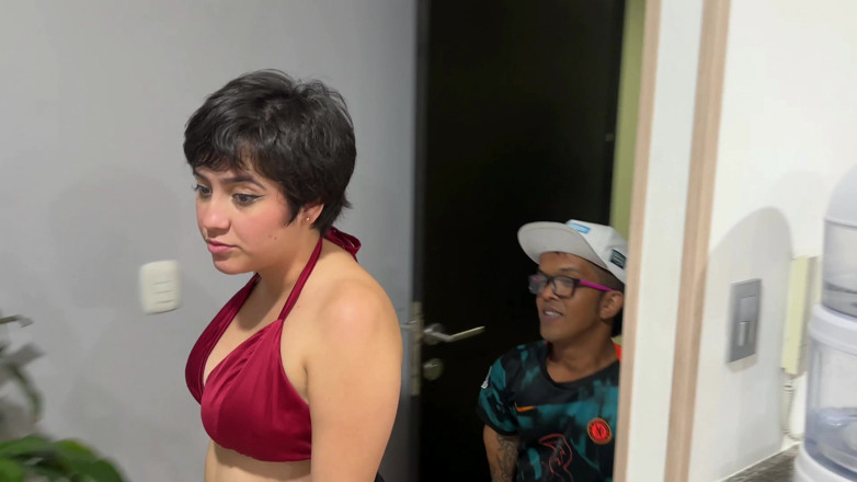 Julianaburning: 我趁着我的朋友要去洗澡,用他丰满的阴茎操她的小男朋友,最后把他的奶子塞进我的屁股里
