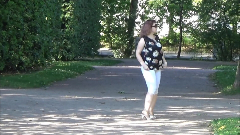 RedRoseRus: Stora rumpor vita leggings på promenad