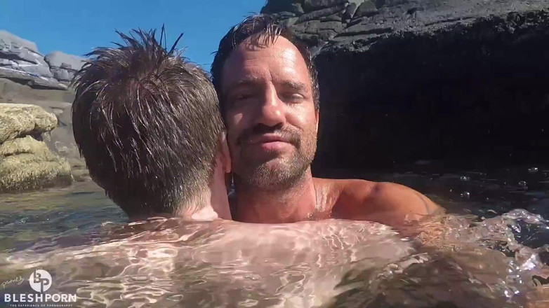 bleshporn: 充実した時間を過ごす裸のブレッシュカップル。