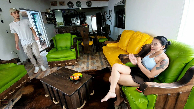 Vayolet: Найди мою возбужденную сводную сестру мастурбирует в гостиной, пока я в конечном итоге не трахаю ее спермо-пироги - порно на испанском