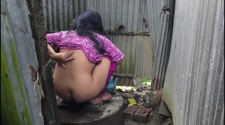 SAFI-SEXY: Aku ngeliat tanteku lagi kencing di kamar mandi sebelum aku...