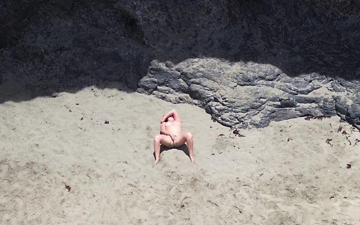 Emma Voyeur: Belleza desnuda en la playa - drone - relajación erótica en primer...