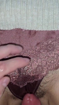 Não goze dentro de mim, por favor, seu pai saberá! Madrasta concordou em esfregar sua boceta molhada
