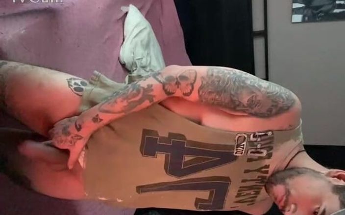 Bastian Myers: Un garçon tatoué se branle devant la webcam