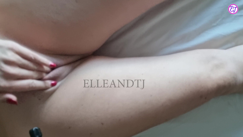 elleandtj: Si masturba con il vibratore