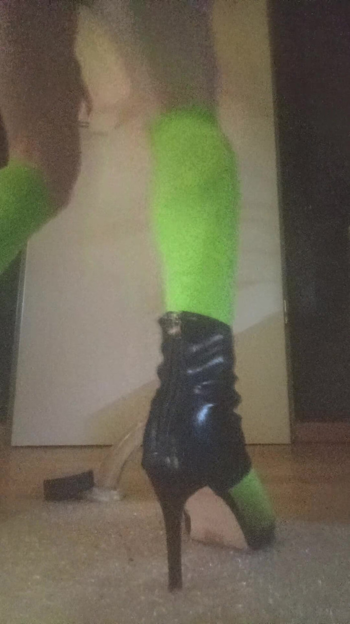 JujuTV: Crossdresser dziwka jedzie niezły dildo