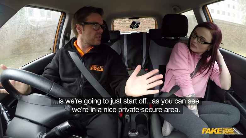 Fake Driving School: Falešná autoškola - Divoká a nezbedná Drobná Američanka Chloe Carter se...